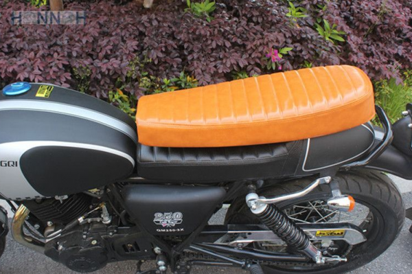 Jok motor dengan motif kulit jeruk yang unik